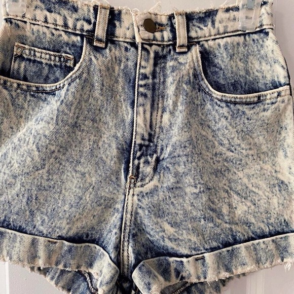 American Apparel Acid Wash Denim Shorts (27) - Picture 4 of 8